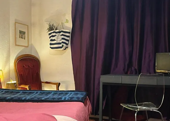 Проживание в семье Eiffel's Boudoir